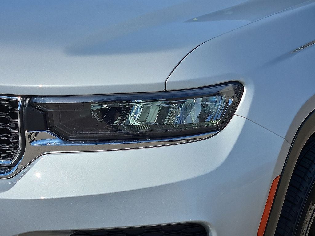 2023 Jeep Grand Cherokee Laredo 4WD