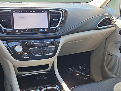 2022 Chrysler Pacifica Hybrid Limited w/ Low Miles!