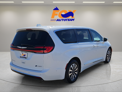 2022 Chrysler Pacifica Hybrid Limited w/ Low Miles!