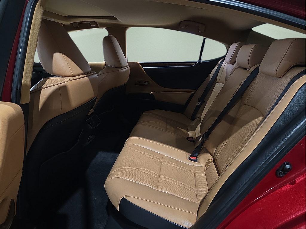 2025 Lexus ES 300h Luxury