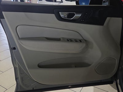 2024 Volvo XC60 B5 Ultimate Dark Theme