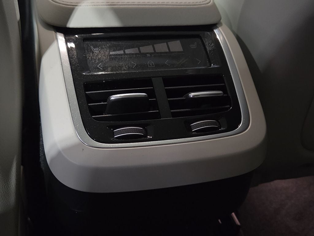 2025 Volvo XC90 B5 Plus